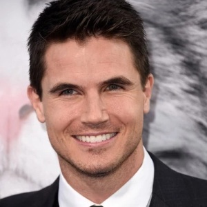 Robbie Amell Age, Height, Weight, Birthday - AgeCalculator.Me